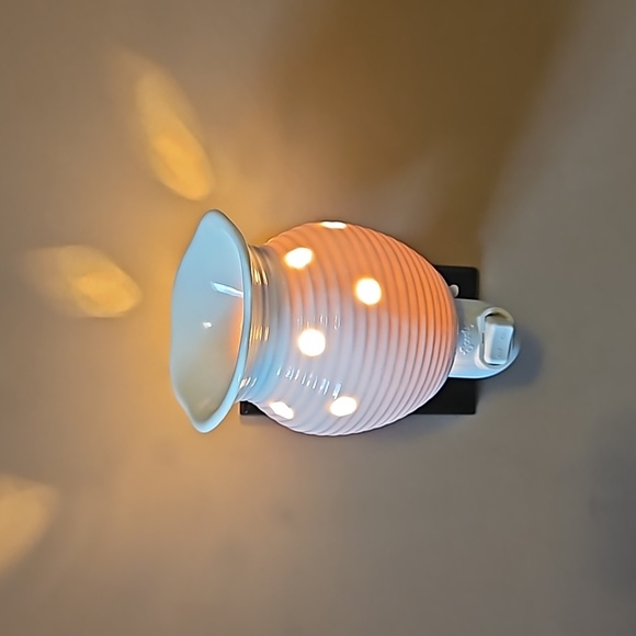 Scentsy “GROOVY WHITE” Wall Plug-in Wax Warmer - Picture 2 of 3